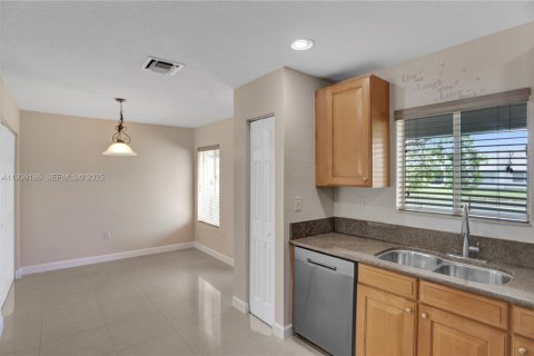 Townhouse in Tamarac, Florida 3 bedrooms, 131.74 sq.m. № 1994246 - photo 4