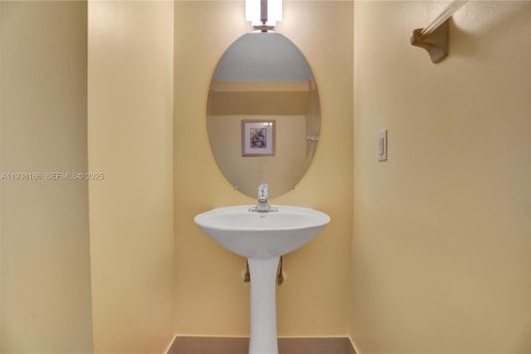 Townhouse in Tamarac, Florida 3 bedrooms, 131.74 sq.m. № 1994246 - photo 23