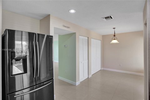 Townhouse in Tamarac, Florida 3 bedrooms, 131.74 sq.m. № 1994246 - photo 6