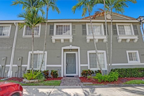 Townhouse in Tamarac, Florida 3 bedrooms, 131.74 sq.m. № 1994246 - photo 1