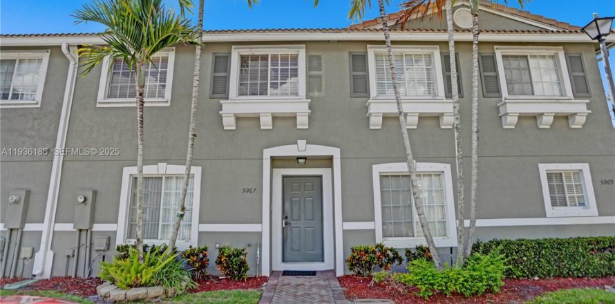 Townhouse in Tamarac, Florida 3 bedrooms, 131.74 sq.m. № 1994246