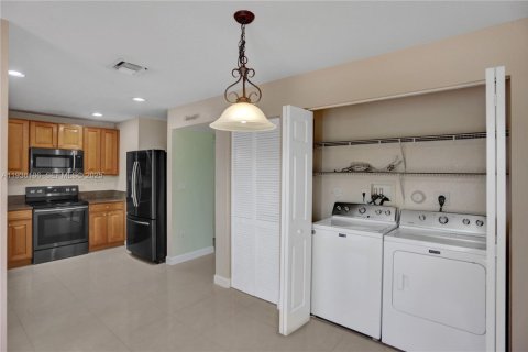 Townhouse in Tamarac, Florida 3 bedrooms, 131.74 sq.m. № 1994246 - photo 5