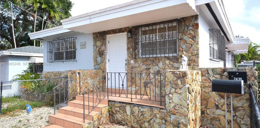 House in Miami, Florida 3 bedrooms, 95.32 sq.m. № 2059073