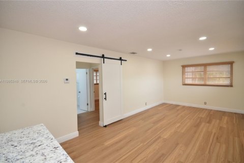 House in Miami, Florida 3 bedrooms, 95.32 sq.m. № 2059073 - photo 4