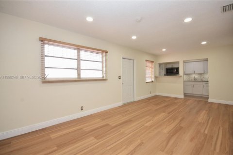 House in Miami, Florida 3 bedrooms, 95.32 sq.m. № 2059073 - photo 7