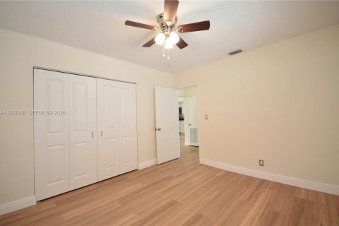 House in Miami, Florida 3 bedrooms, 95.32 sq.m. № 2059073 - photo 12