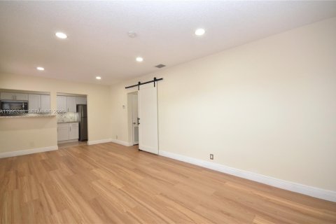 House in Miami, Florida 3 bedrooms, 95.32 sq.m. № 2059073 - photo 5