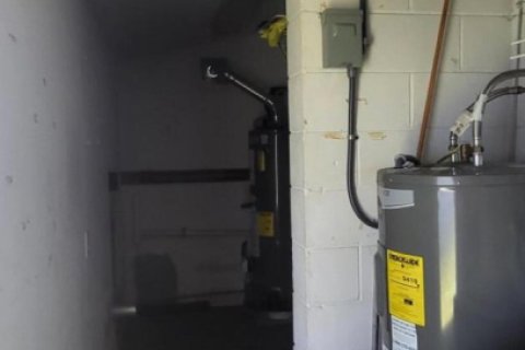 Propiedad comercial en alquiler en Fort Pierce, Florida, 2 dormitorios, 92.9 m2 № 909812 - foto 1