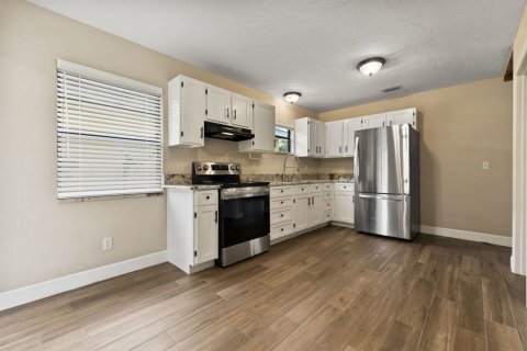 House in Okeechobee, Florida 2 bedrooms, 102.94 sq.m. № 2085306 - photo 15