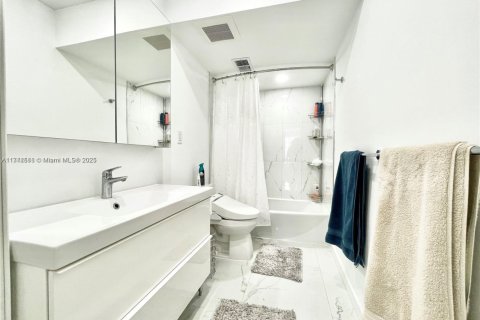 Copropriété à louer à Hallandale Beach, Floride: 3 chambres, 161.65 m2 № 1962397 - photo 14