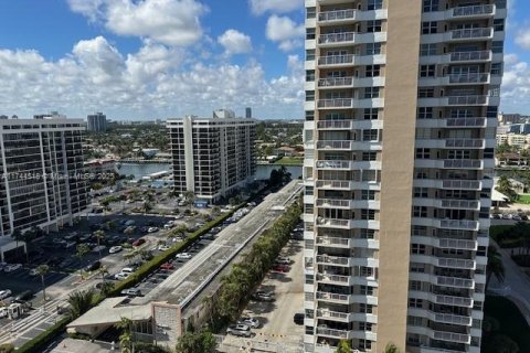 Copropriété à louer à Hallandale Beach, Floride: 3 chambres, 161.65 m2 № 1962397 - photo 29