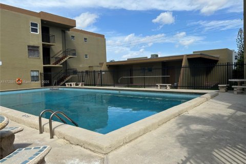 Condominio en venta en Hialeah, Florida, 2 dormitorios, 76.18 m2 № 1711329 - foto 3