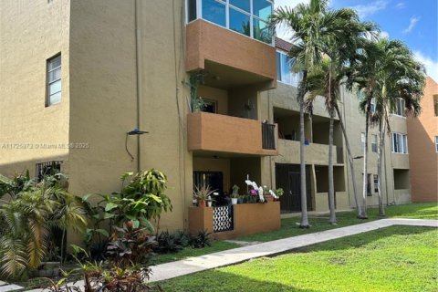 Condominio en venta en Hialeah, Florida, 2 dormitorios, 76.18 m2 № 1711329 - foto 1