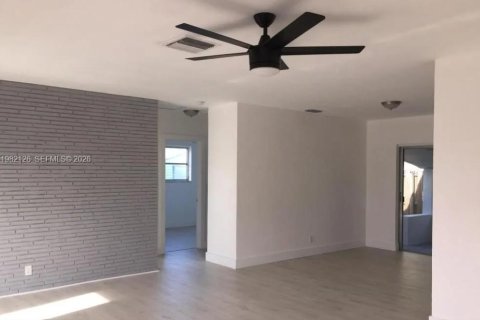 House in Hallandale Beach, Florida 3 bedrooms, 154.03 sq.m. № 2043310 - photo 2