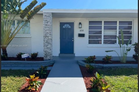 House in Hallandale Beach, Florida 3 bedrooms, 154.03 sq.m. № 2043310