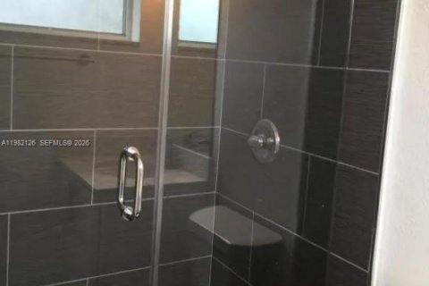 House in Hallandale Beach, Florida 3 bedrooms, 154.03 sq.m. № 2043310 - photo 3