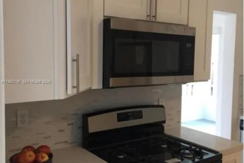 House in Hallandale Beach, Florida 3 bedrooms, 154.03 sq.m. № 2043310 - photo 5