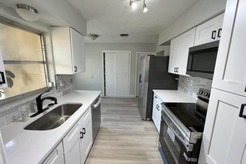 House in Clearwater, Florida 3 bedrooms, 129.13 sq.m. № 1883194 - photo 4