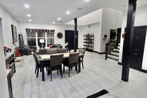 House in Weston, Florida 5 bedrooms, 345.13 sq.m. № 2057435 - photo 10