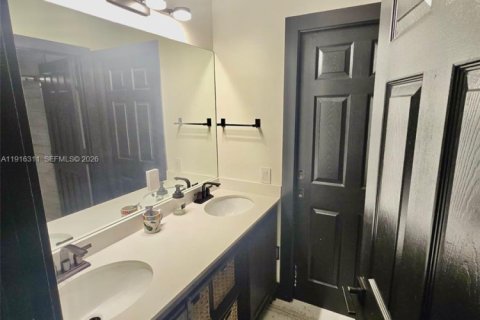 House in Weston, Florida 5 bedrooms, 345.13 sq.m. № 2057435 - photo 25