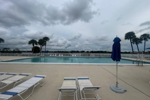 Condo in Miami, Florida, 2 bedrooms  № 2044492 - photo 15