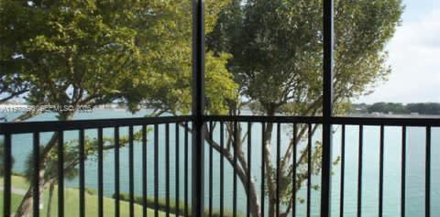 Condo in Miami, Florida, 2 bedrooms  № 2044492