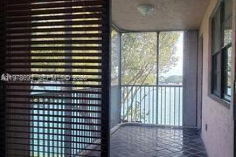 Condo in Miami, Florida, 2 bedrooms  № 2044492 - photo 18