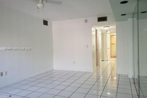 Condo in Miami, Florida, 2 bedrooms  № 2044492 - photo 12