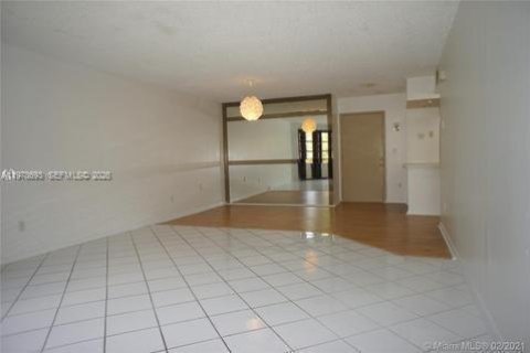 Condo in Miami, Florida, 2 bedrooms  № 2044492 - photo 7