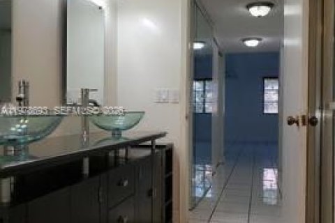 Condo in Miami, Florida, 2 bedrooms  № 2044492 - photo 9