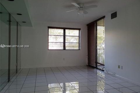 Condo in Miami, Florida, 2 bedrooms  № 2044492 - photo 8