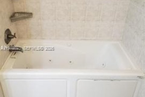 Condo in Miami, Florida, 2 bedrooms  № 2044492 - photo 10