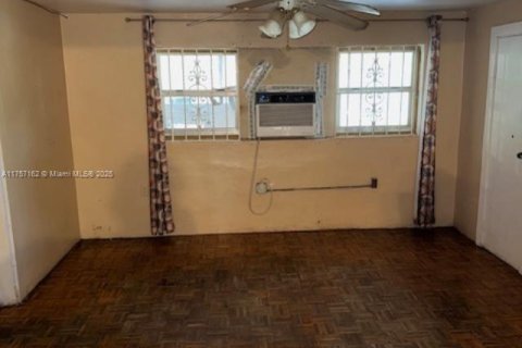 House in North Miami, Florida 4 bedrooms, 159.23 sq.m. № 1949496 - photo 10