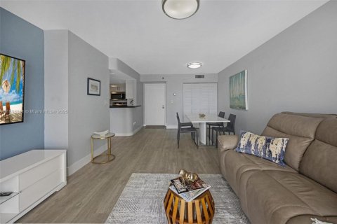 Condo in Miami, Florida, 1 bedroom  № 1948698 - photo 7