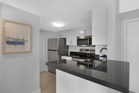 Condo in Miami, Florida, 1 bedroom  № 1948698 - photo 6