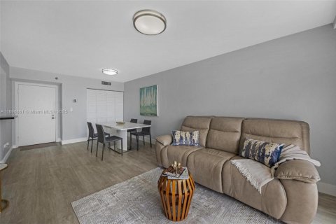 Condo in Miami, Florida, 1 bedroom  № 1948698 - photo 5