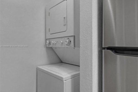 Condo in Miami, Florida, 1 bedroom  № 1948698 - photo 8
