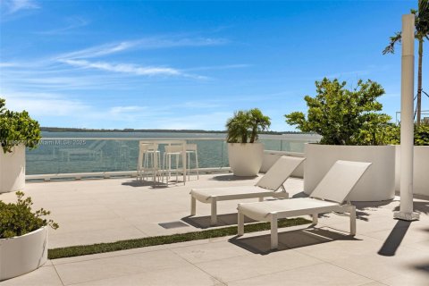 Condo in Miami, Florida, 1 bedroom  № 1948698 - photo 17