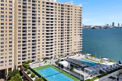Condo in Miami, Florida, 1 bedroom  № 1948698 - photo 13
