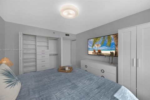 Condo in Miami, Florida, 1 bedroom  № 1948698 - photo 11