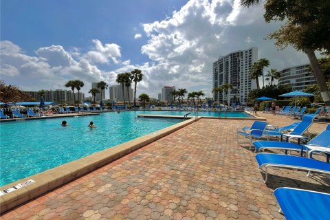 Condominio en alquiler en Hallandale Beach, Florida, 1 dormitorio, 88.26 m2 № 1998119 - foto 22