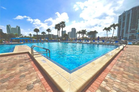 Condominio en alquiler en Hallandale Beach, Florida, 1 dormitorio, 88.26 m2 № 1998119 - foto 23
