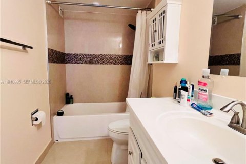 Condominio en alquiler en Hallandale Beach, Florida, 1 dormitorio, 88.26 m2 № 1998119 - foto 16