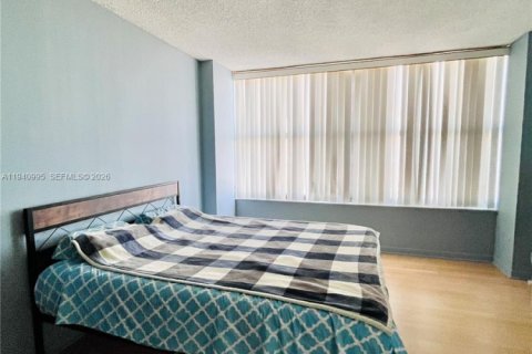 Condominio en alquiler en Hallandale Beach, Florida, 1 dormitorio, 88.26 m2 № 1998119 - foto 11