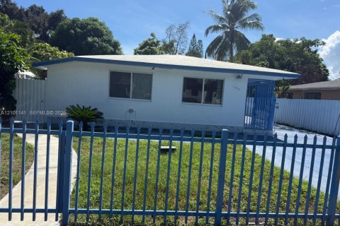 House in North Miami Beach, Florida 3 bedrooms, 122.26 sq.m. № 2401336