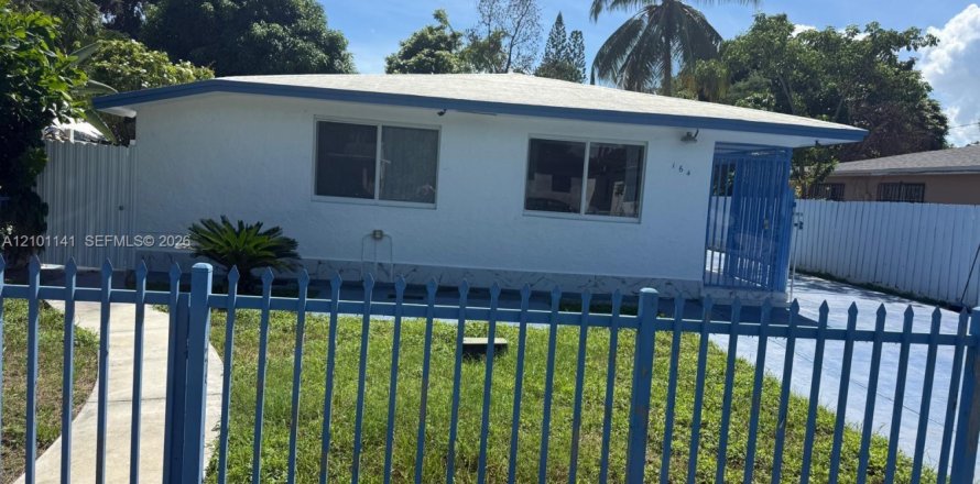 House in North Miami Beach, Florida 3 bedrooms, 122.26 sq.m. № 2401336