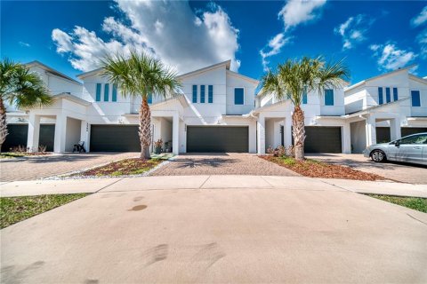 Adosado en Kissimmee, Florida 3 dormitorios, 187.57 m2 № 2233150