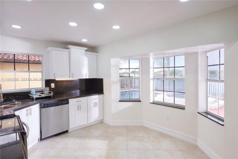 House in Hialeah, Florida 4 bedrooms, 192.4 sq.m. № 2023540 - photo 9