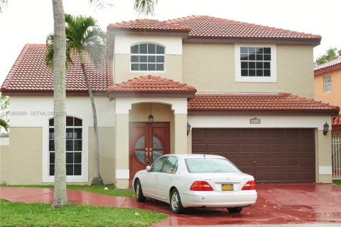 House in Hialeah, Florida 4 bedrooms, 192.4 sq.m. № 2023540