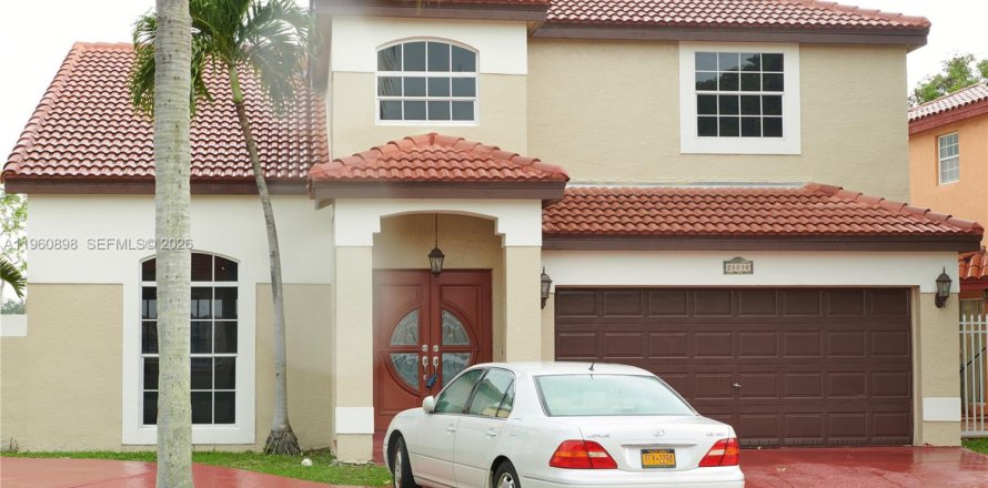 House in Hialeah, Florida 4 bedrooms, 192.4 sq.m. № 2023540